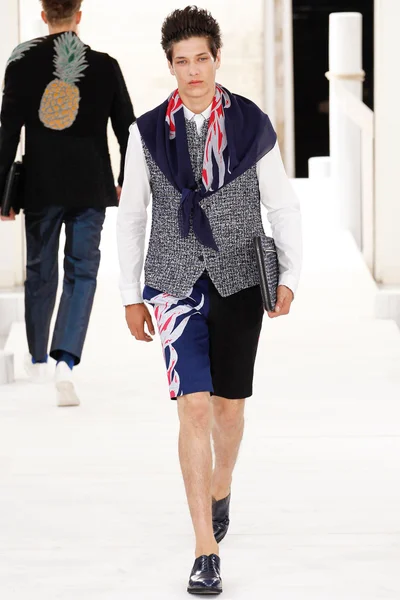 Look 3